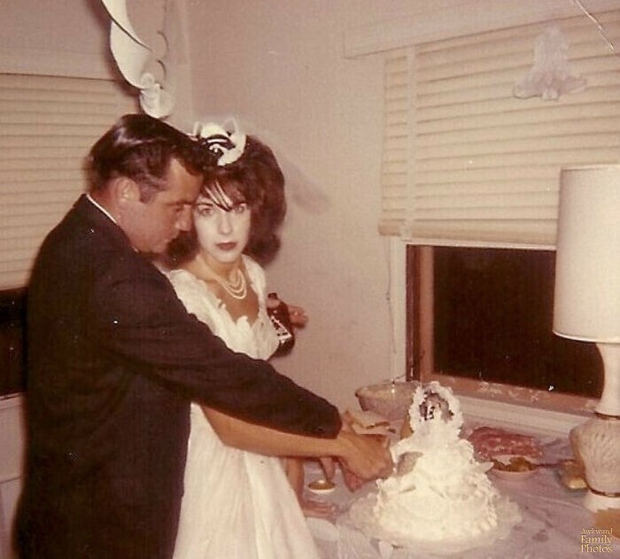 "Это свадебное фото моих родителей 1960-х годов. У мамы такое лицо, будто ее похитили"
