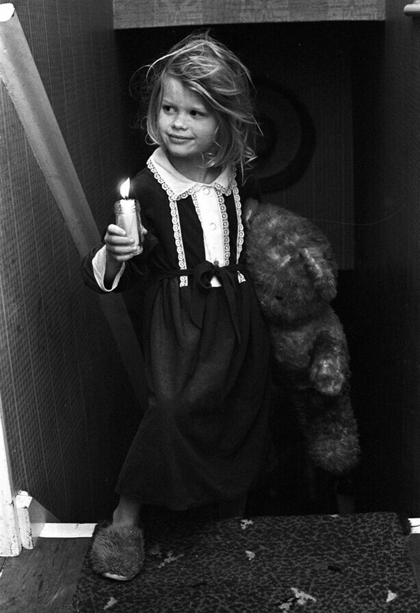 11 февраля 1972 года. Сассекс, Англия. Девочка со свечкой освещает себе путь в спальню во время отключения электроэнергии, вызванного забастовкой шахтеров.