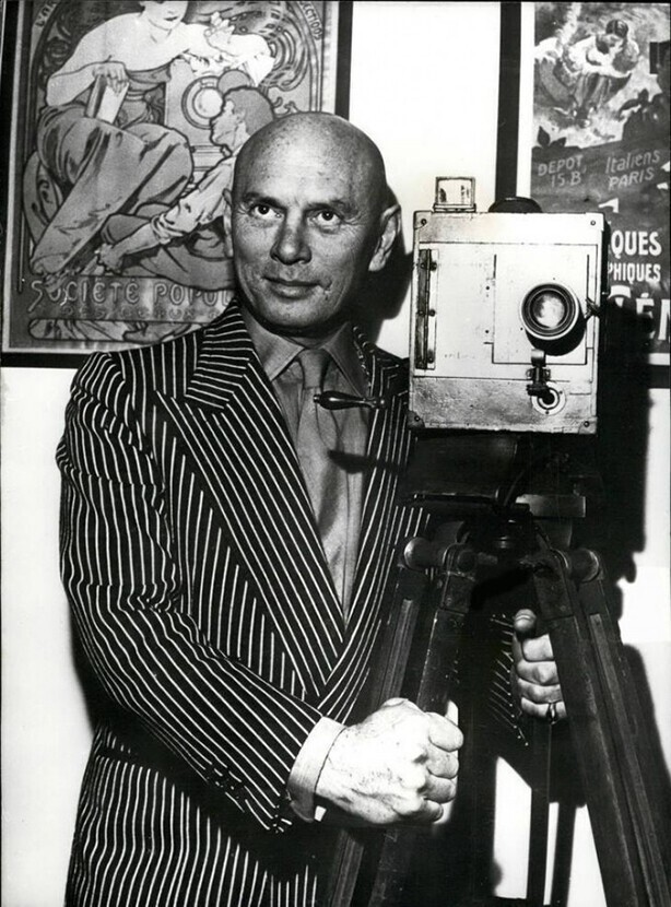 14 февраля 1972 года. Американский актер Юл Бриннер в музее кино в Милане.