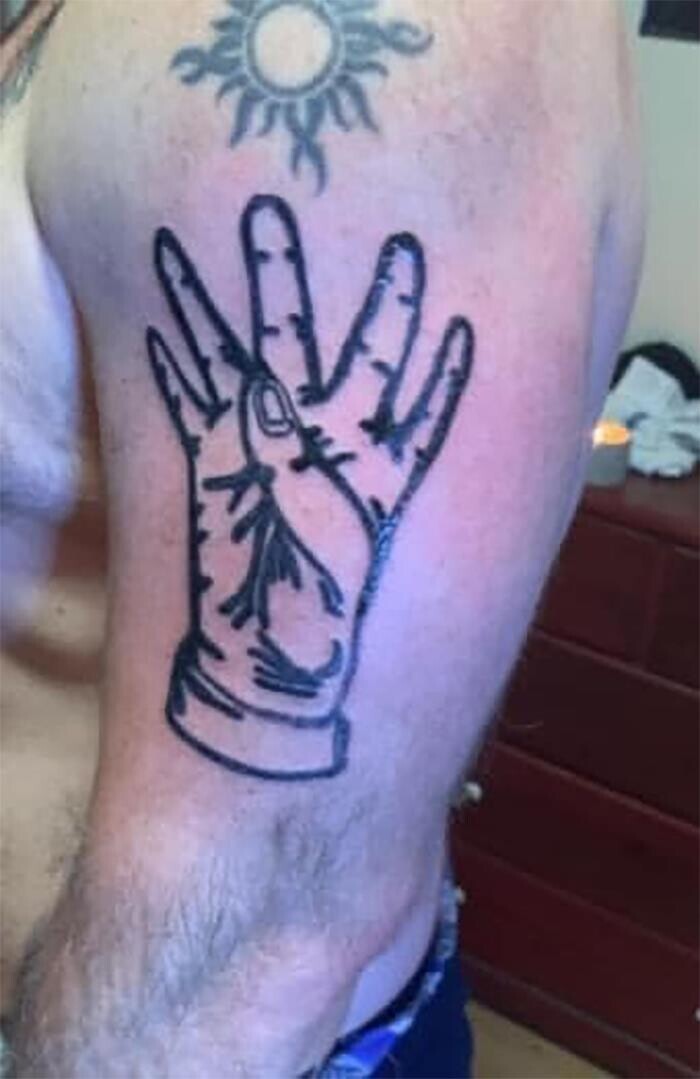 "Один местный татуировщик включил это в свой каталог. Надеюсь, у заказчика и вправду было шесть пальцев"