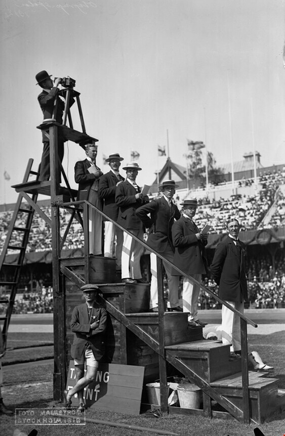 Официальные хронометристы летней Олимпиады 1912 готовы к соревнованиям. Швеция, Стокгольм. На этих Олимпийских играх использовался частичный автоматический хронометраж и фотофиниш.