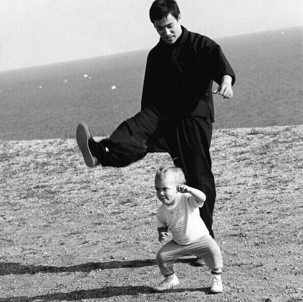 Мастер боевых искусств Брюс Ли и его маленький сын Брэндон. 1960-е