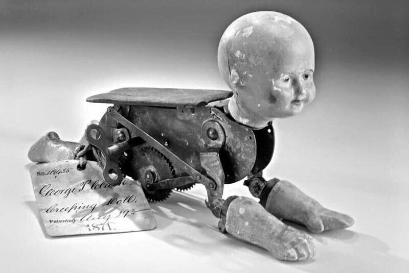 "Ползающая кукла", изобретенная Робертом Клеем в 1871 году