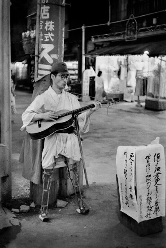Ветеран Второй мировой зарабатывает себе на жизнь. Токио. Япония. 1951 год