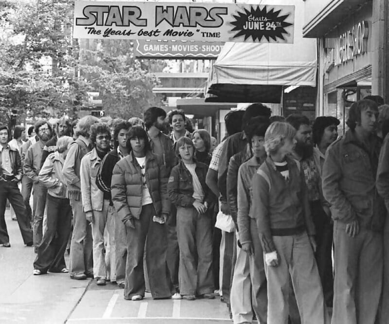 Очередь на Звездные войны в 1977 году. Сейчас большинству этих девушек и ребят за 60