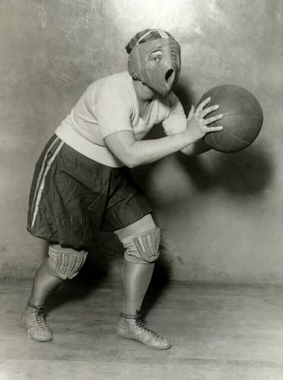 Девушка демонстрирует специальную защитную маску для лица и наколенники для игры в баскетбол. США, 1927 год