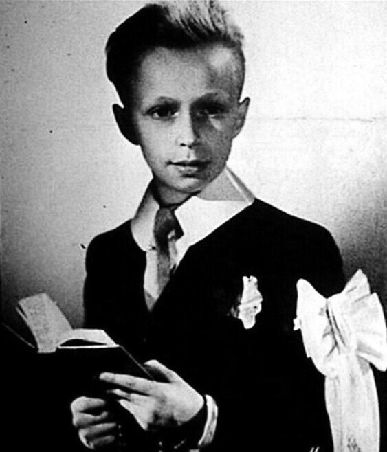 Пьер Ришар, 1943 год. На этом фото ему 9 лет. Здесь он еще не рассеянный высокий блондин, да и прическа совсем другая, но вот лицо узнаваемо