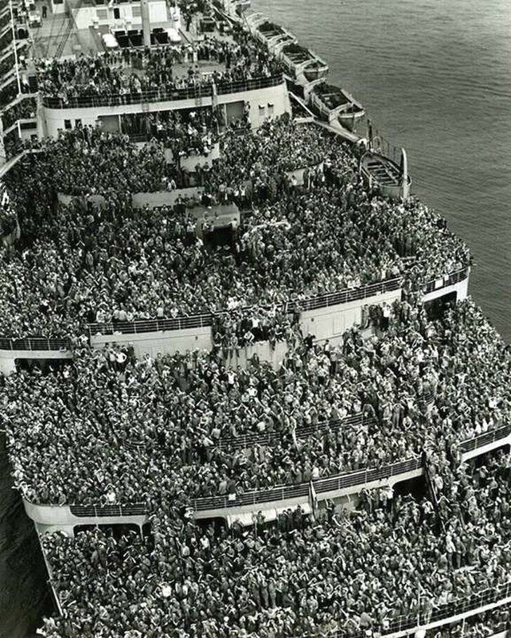 Лайнер Queen Elizabeth перевозит американские войска в гавань Нью-Йорка. Конец Второй мировой войны, 1945 год.