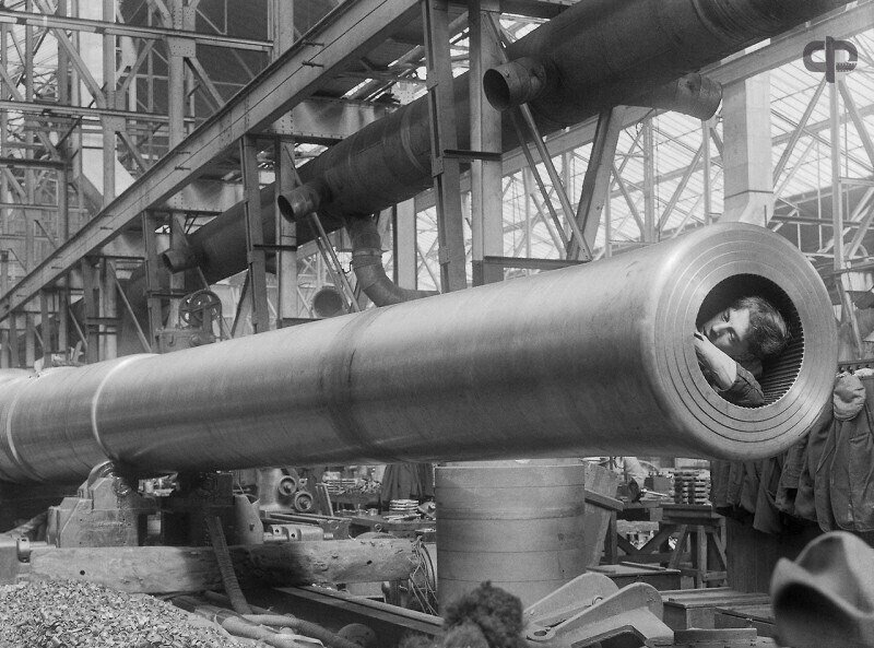 Работница во время чистки нарезов 381-мм орудийного ствола на арсенале в Ковентри. Англия, 1914-1918 гг.