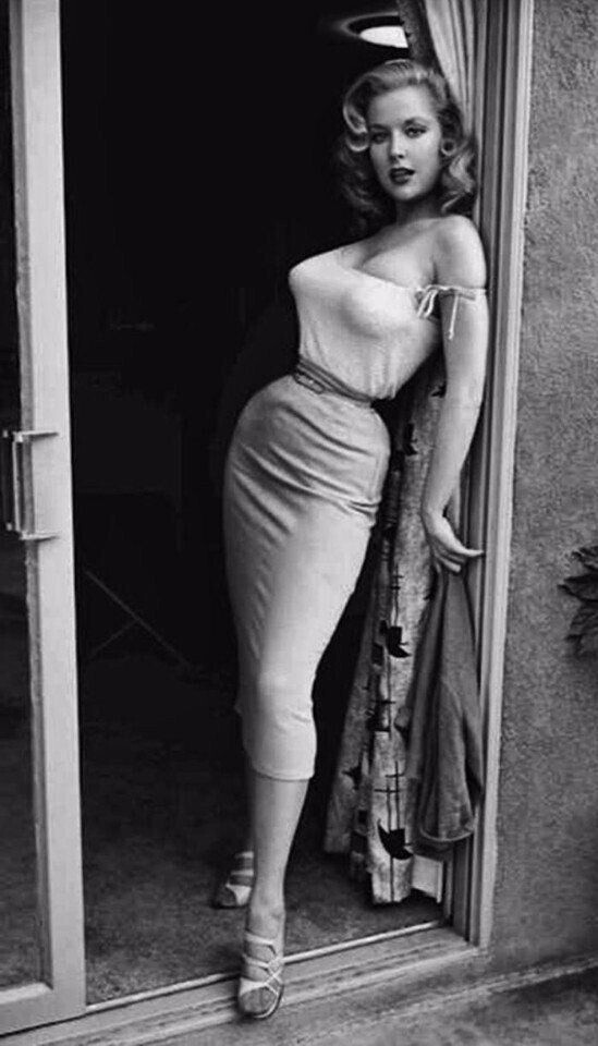 Бетти Бросмер — первая красавица 1950-х годов, звезда обложек и прообраз девушек пин-ап. Выиграла более 50 конкурсов красоты. Именно ее пропорции считались эталонными.