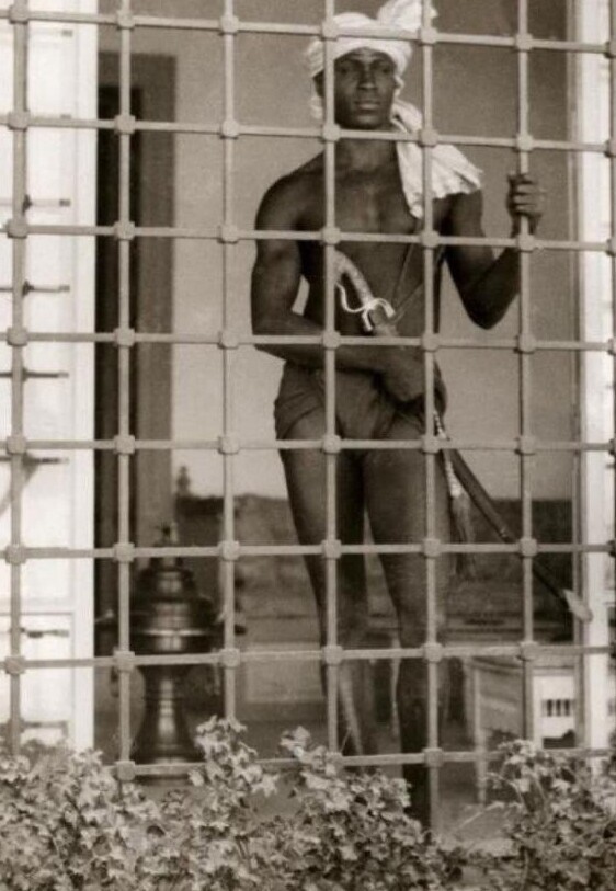 Евнух, охраняющий гарем. Тунис, 1931 год.