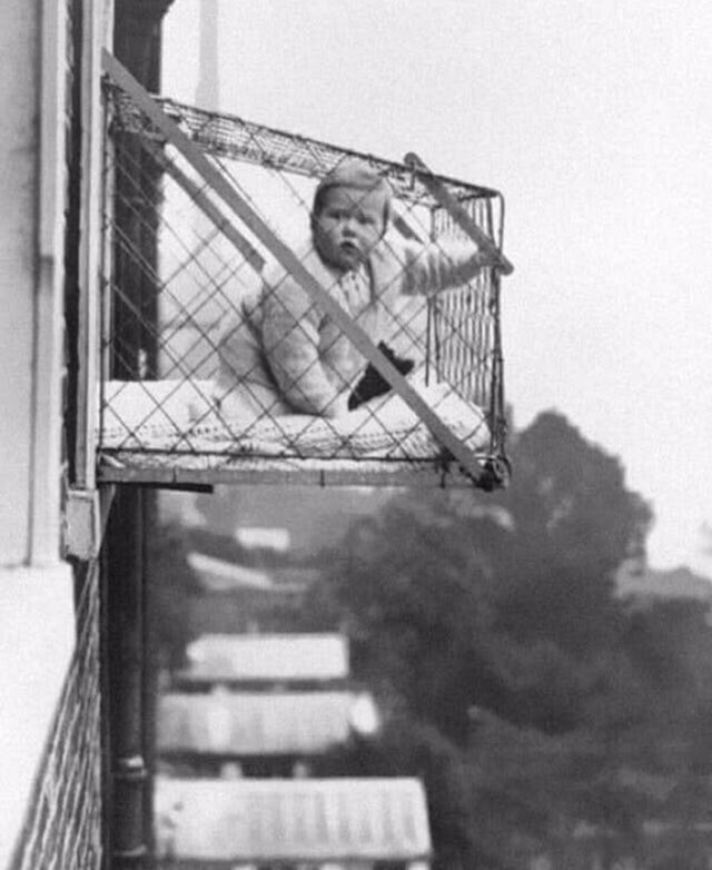 В 1930-ых, "Baby cages" использовались чтобы у детей которые живут в городских квартирах всегда был свежий воздух и солнечный свет.