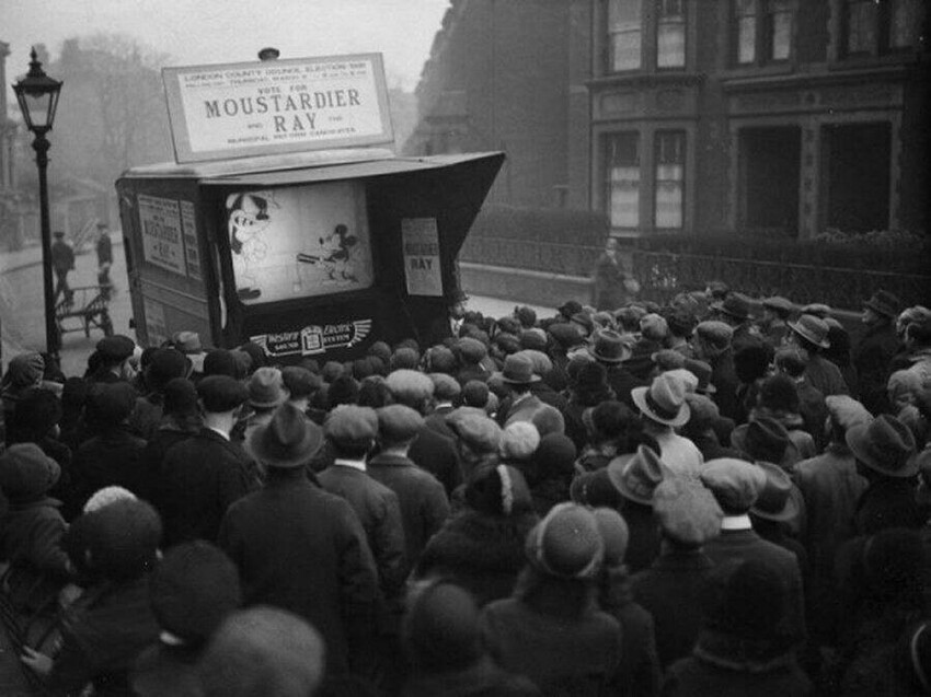 Людей заманивают на выборы показом диснеевских мультфильмов. Лондон, 1931 год.