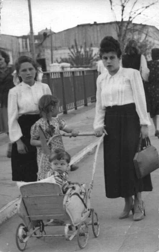 Всей семьёй на прогулку. 1952 год