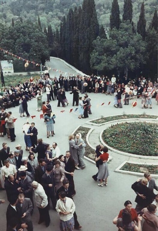В 50-60е в Советском Союзе во многих парках были танцплощадки, где играл духовой оркестр.. И где люди танцевали, знакомились.. 