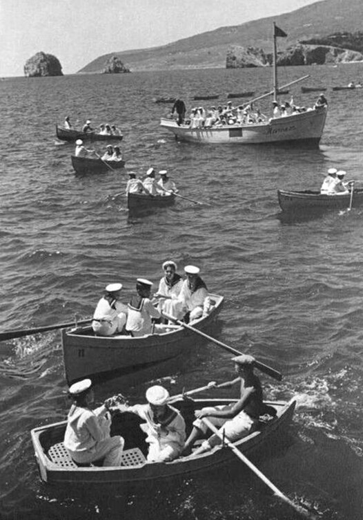 Катание на лодках в "Артеке". 1930-е гг.