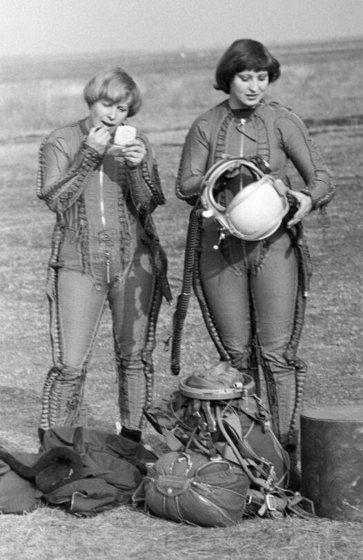 Нина Пронюшкина и Эльвира Фомичёва. Конец октября 1977 года. Одесса