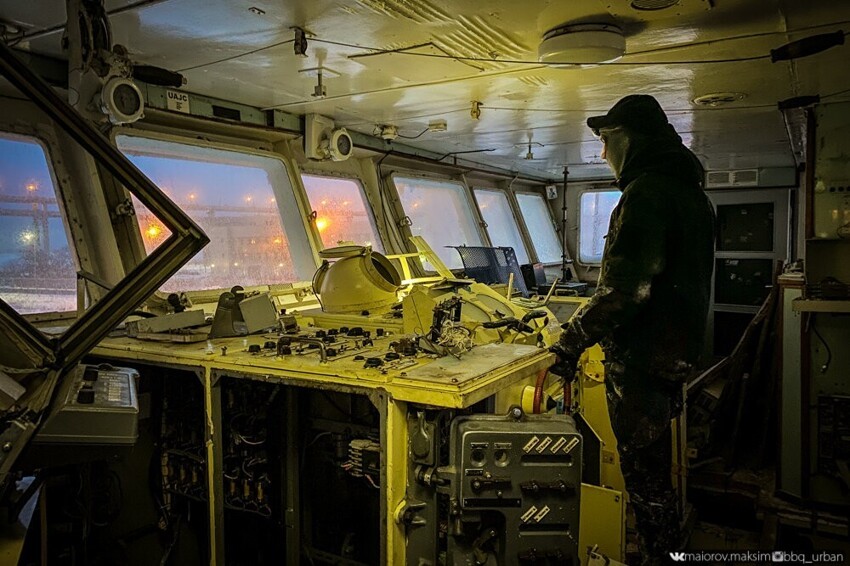 «Корабль-призрак», который много лет стоит  в порту Петербурга