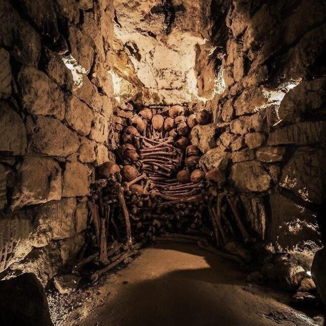Трон из человеческих костей в парижских катакомбах