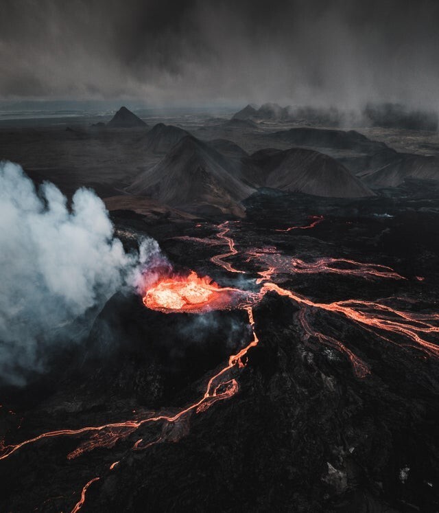 4. Апокалиптический пейзаж на вулкане Фаградальсфьядль, Исландия