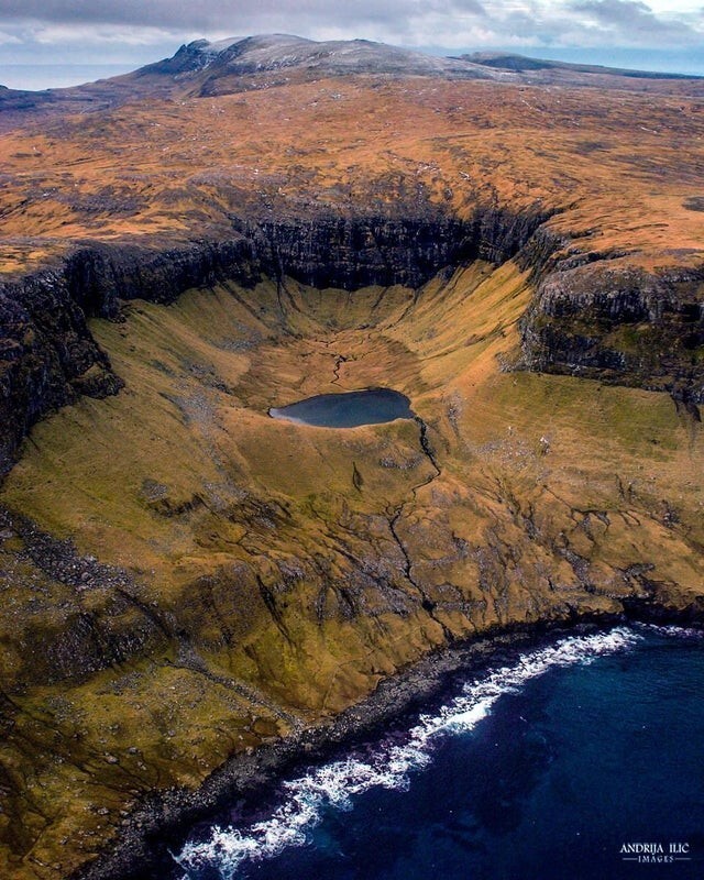 7. Одно из потайных озер на холмах Фарерских островов.