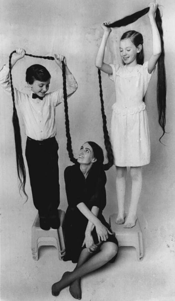 Будущая актриса Алисия Уитт , ее брат и мама Диана, которая была в Книге рекордов Гиннеса с 1988 по 1996 год за самые длинные волосы в мире 2 м. 59 см. 1989 год