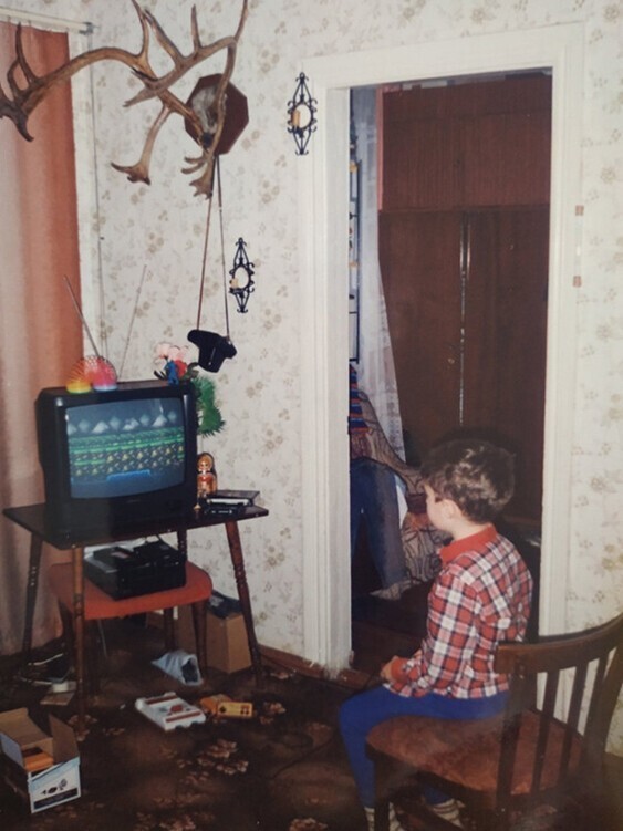 Юный геймер сажает кинескоп, 1995 год, Россия
