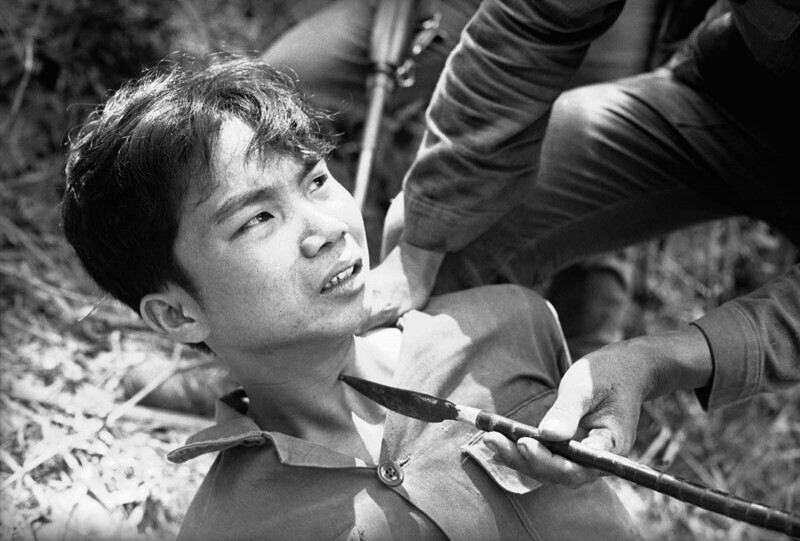 Допрос вьетконговца с применением вьетнамской стрелы. 28 марта 1965 года