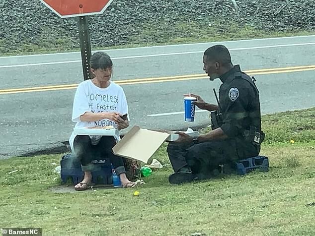 3. Полицейский в США решил, что бездомной женщине на обочине дороги не помешает горячий обед и хорошая беседа.