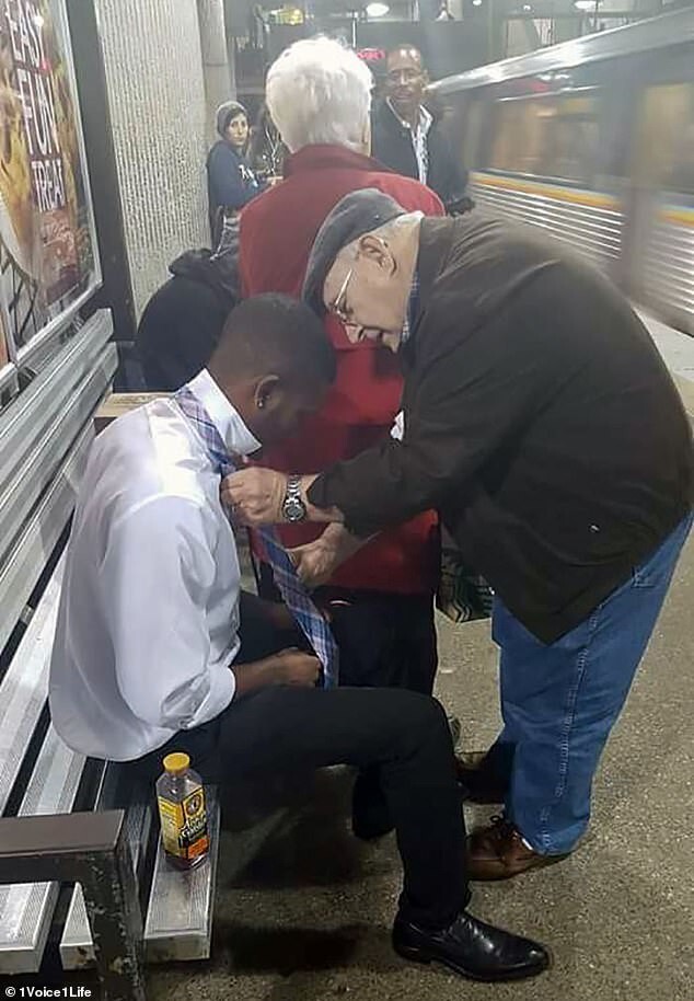 1. Пожилой мужчина остановился помочь молодому человеку, который никак не мог завязать галстук