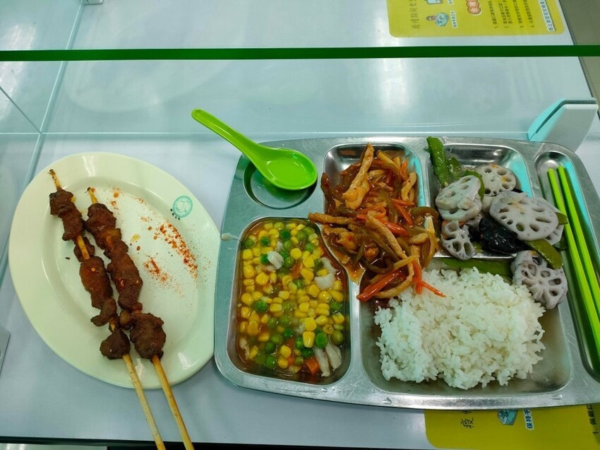 Ученики из разных стран показали, что они едят на обед в своих школах