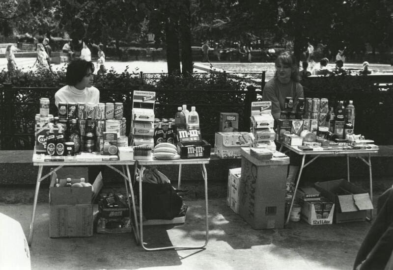 Торговля с лотков. Пушкинская площадь. Владимир Сергиенко, 20 июня 1992 года, г. Москва