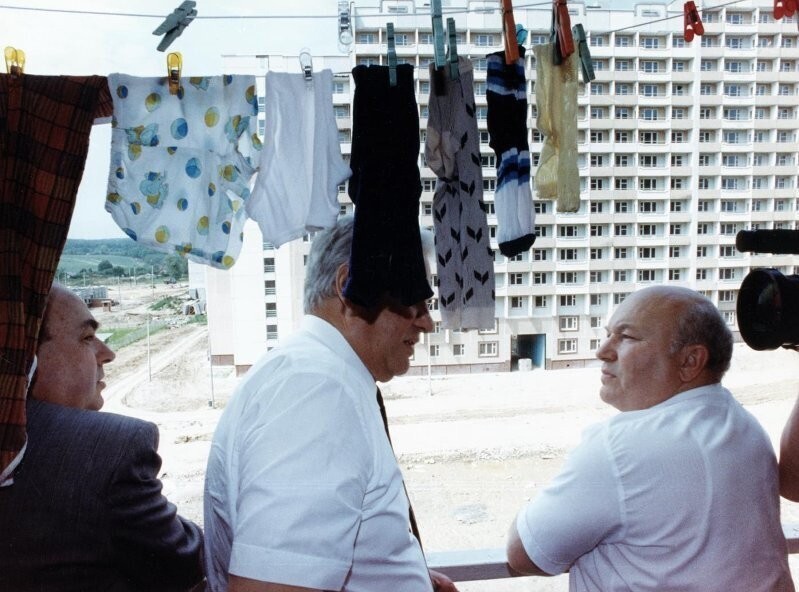 Борис Ельцин и Юрий Лужков в новостройке. Дмитрий Донской, июнь - октябрь 1992 года, г. Москва