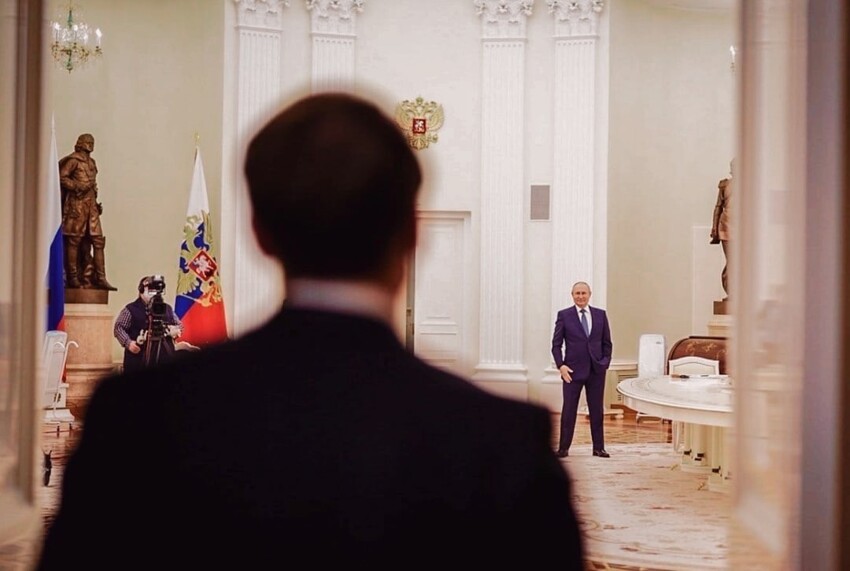 Русскоязычный сегмент тырнета однозначно понял, что Путин показывает Макрону жест: «к ноге»