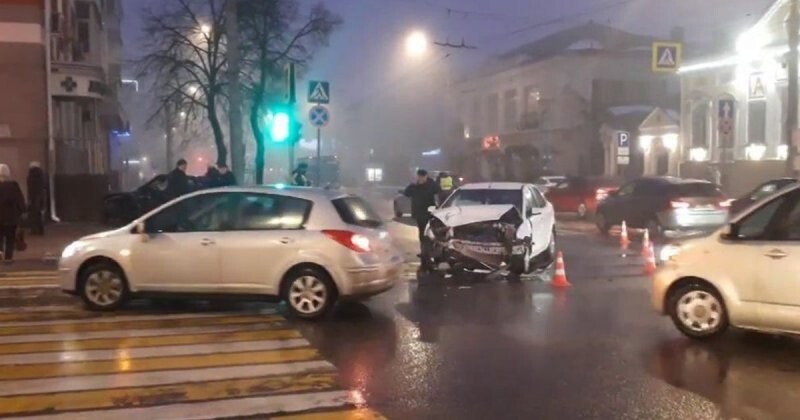 Авария дня.  В Белгороде «Ауди» после столкновения с «Фордом» врезался в здание