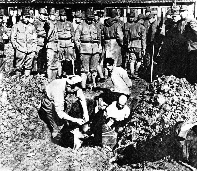 6. Солдаты японской императорской армии заживо хоронят китайских мирных жителей во время Нанкинской резни, декабрь 1937 года.