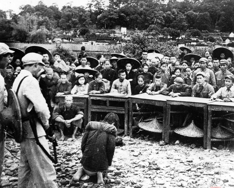 16. Китайский фермер Хунг Чин-Чи стоит на коленях перед коммунистическим судом в Фукане в 1953 году, после чего его приговорят к смертной казни.