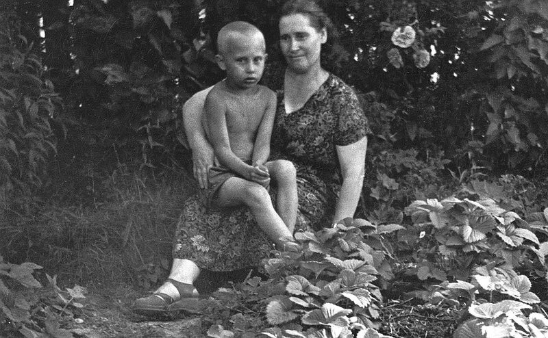 2. 5-летний Владимир Путин с матерью Марией Ивановной, июль 1958 года.
