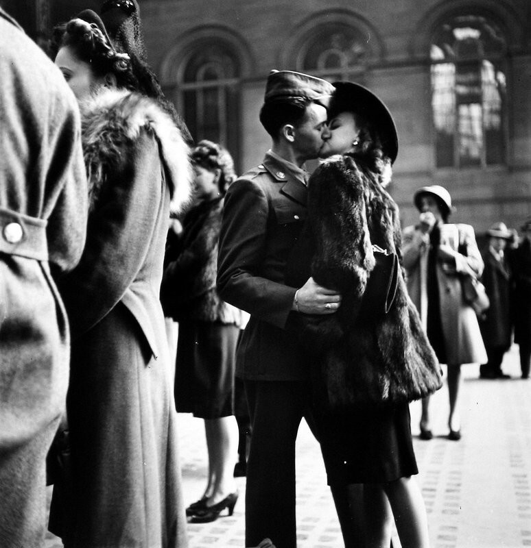 8. Прощальный поцелуй пары на Пенсильванском вокзале в Нью-Йорке перед уходом на войну, 1941 год.