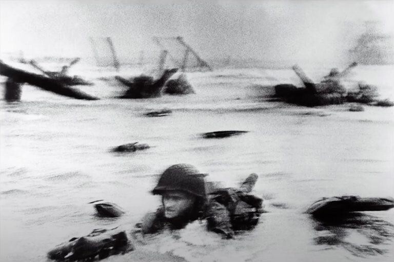 17. Один из 11 сохранившихся снимков, сделанных фотографом журнала LIFE Робертом Капой в день высадки союзных войск в Нормандии, 6 июня 1944 года.
