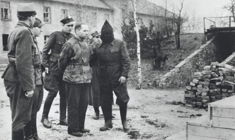 18. Коменданта Освенцима Рудольфа Хёсса ведут на место казни, 1947 год.