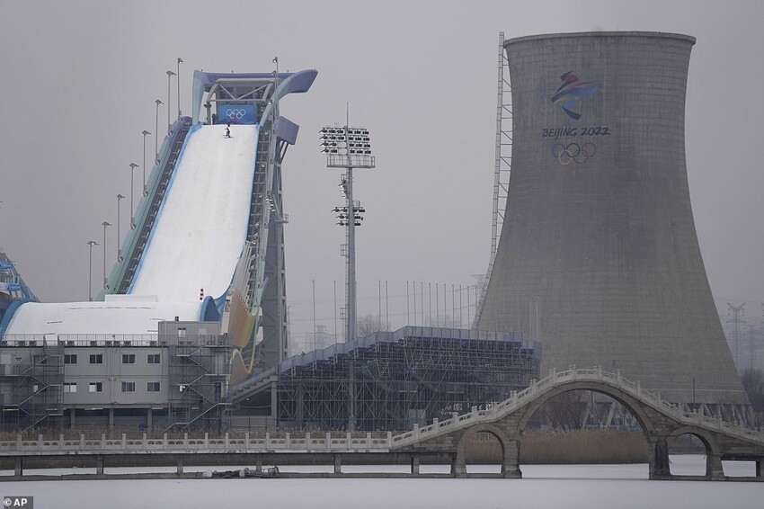 Дистопические игры: пользователей сети удивил лыжный трамплин в Пекине, построенный на месте бывшего завода