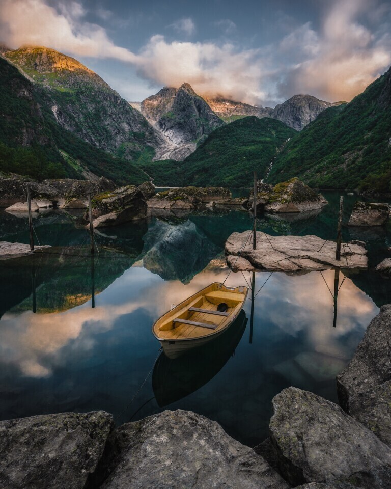 Ледниковое озеро Bondhusvatnet в Норвегии. Фотограф Hans Kristian Strand
