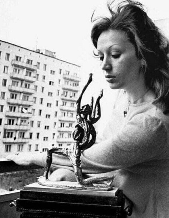 Алла Пугачева на балконе родительской квартиры в Вешняках с привезенным из Софии ,,Золотым Орфеем ." 1975 год