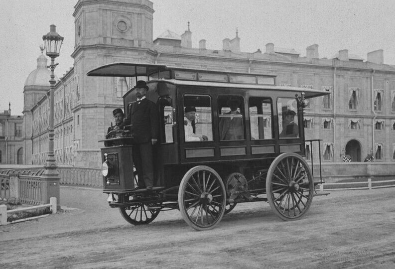 На фото тестовый рейс электрического омнибуса российского инженера Ипполита Романова, 1899 год, Санкт-Петербург.