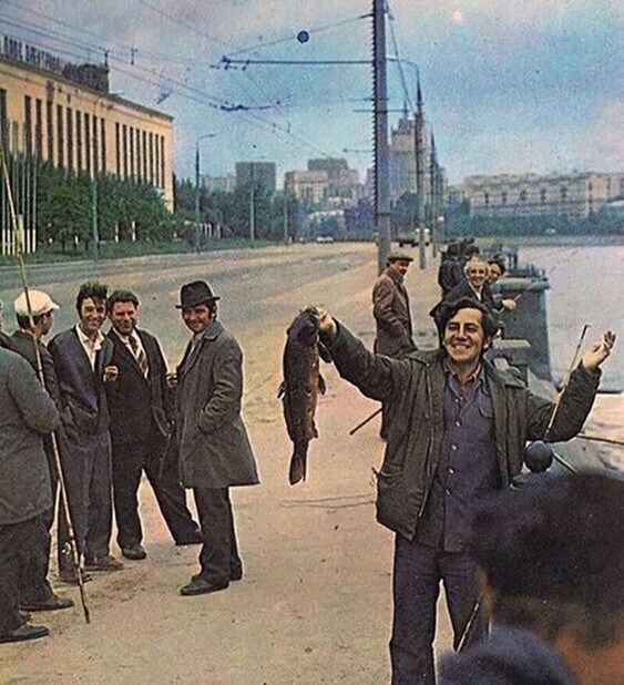 Да, было время когда в Москва-реке рыба водилась. Москва. СССР. 1971 год