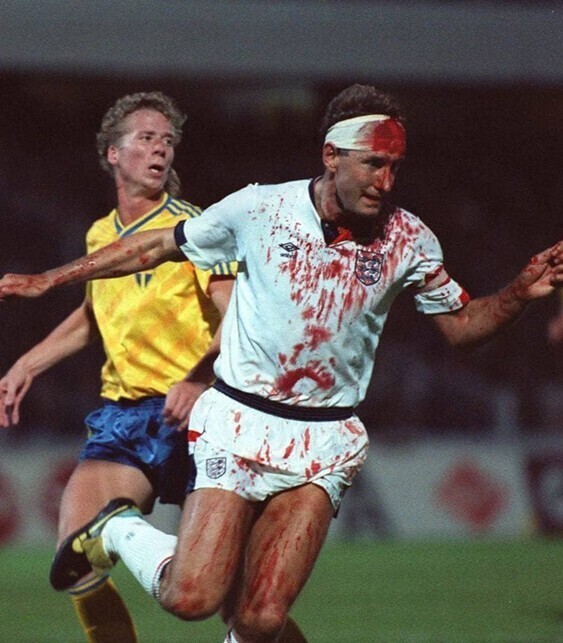 Английский футболист Терри Бутчер в матче против сборной Швеции, 6 сентября 1989 года