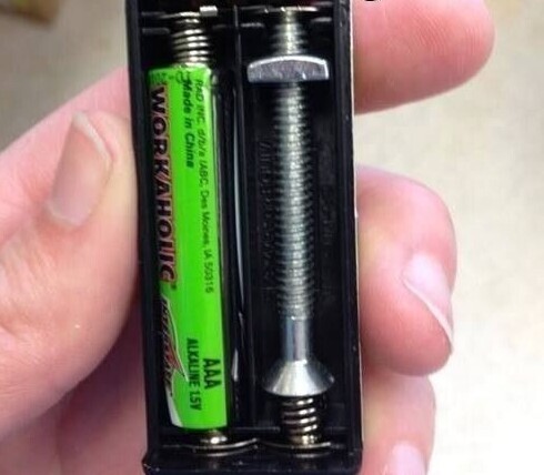 Если вдруг у вас оказалась лишь одна батарейка на замену, используйте вместо второй шуруп: он замкнет цепь, и в пульте или фонарике появится ток