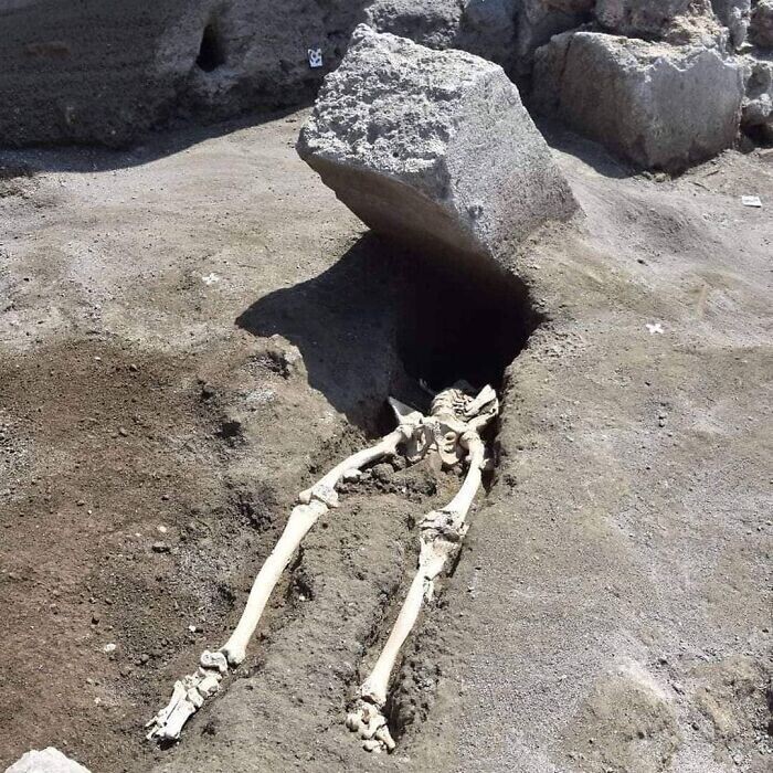 28. В мае 2018 года был обнаружен скелет мужчины, которого раздавила летящая каменная плита во время извержения вулкана Везувий почти 2000 лет назад