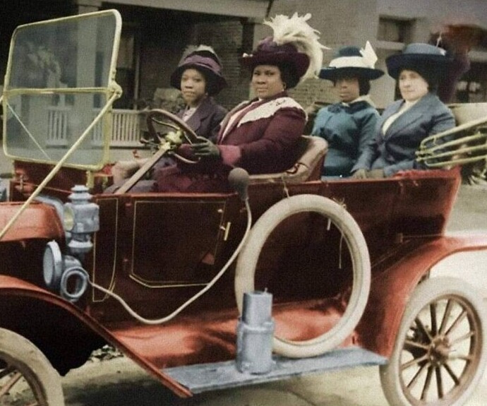 27. Мадам Си Джей Уокер в своем "форде", 1910-е гг.